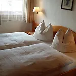 Kreuzhof Seefeld Bed & Breakfast 3*